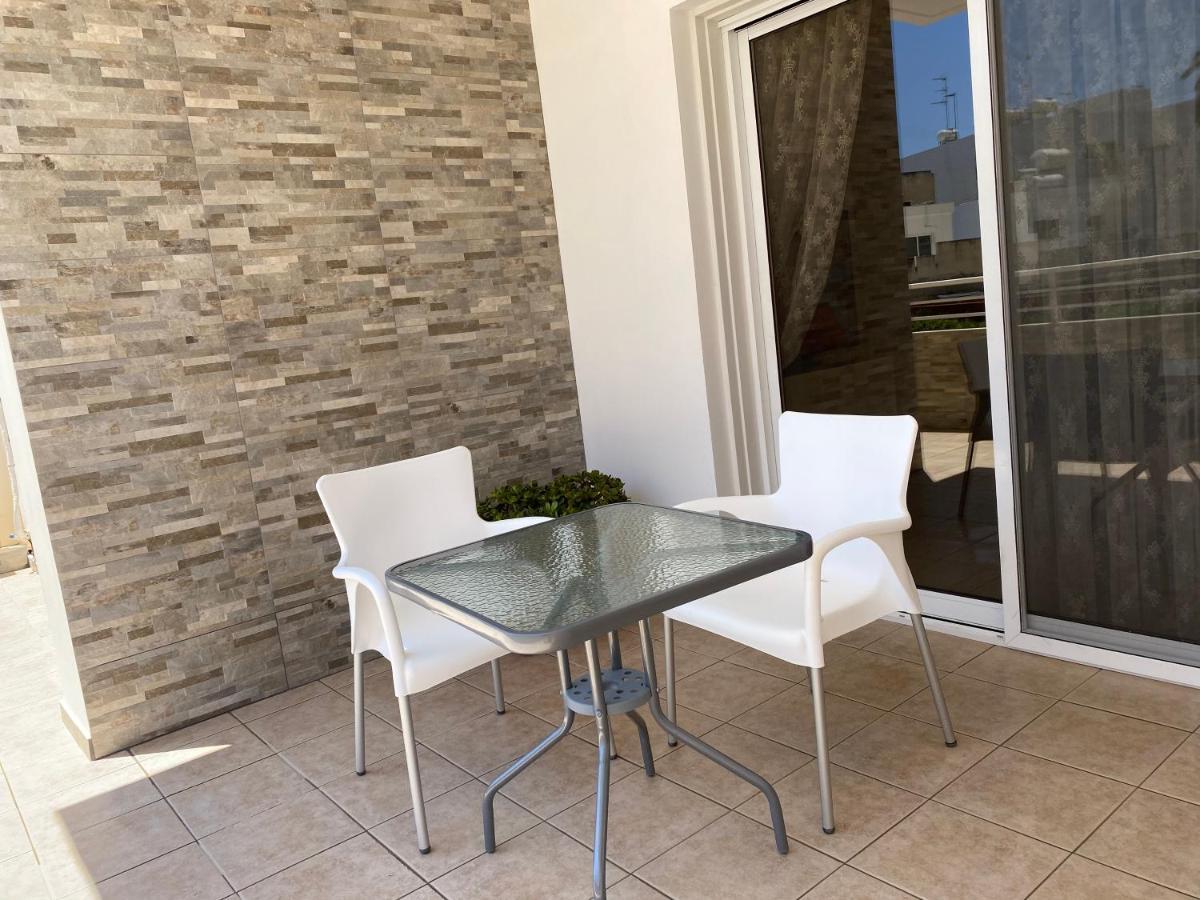 Holiday City Center Appartamento Larnaca Esterno foto